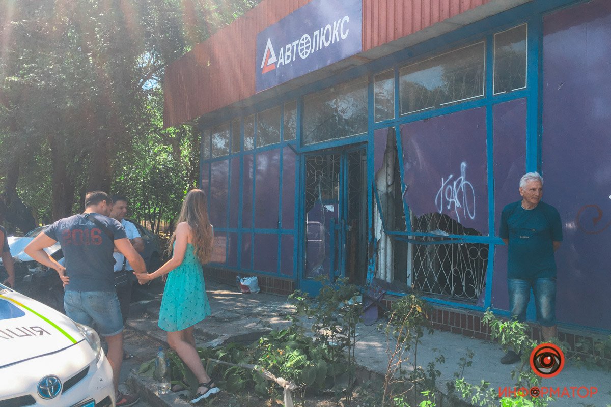 В Днепре на Каруны Skoda влетела в здание 6