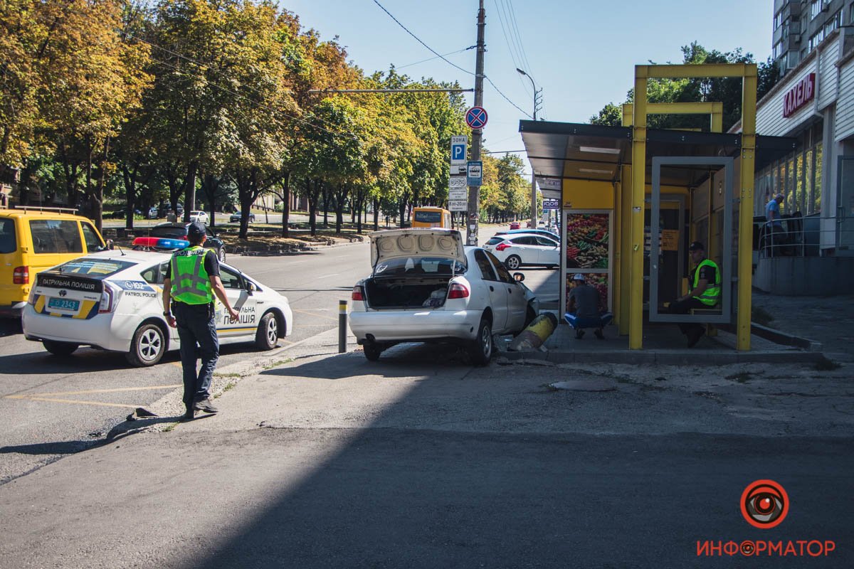 Lanos въехал в остановку