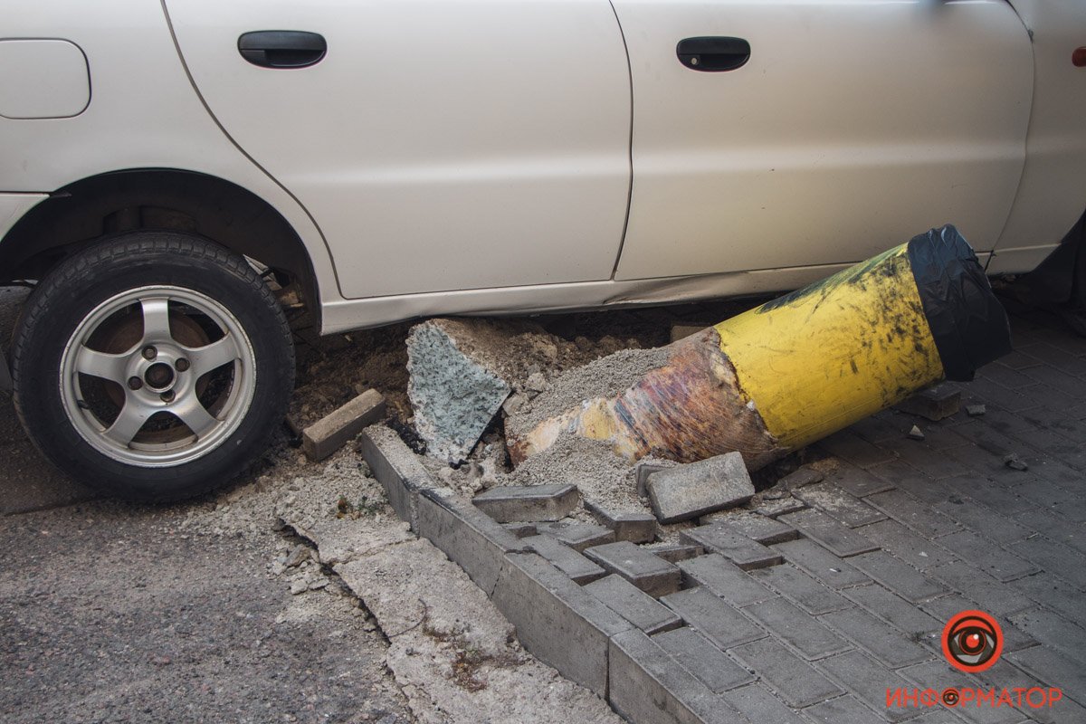 Удар пришелся на урну