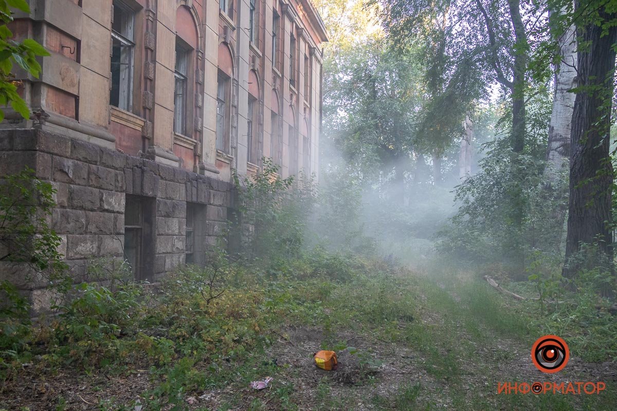 В Днепре на Щербаня горит заброшенное историческое здание 1