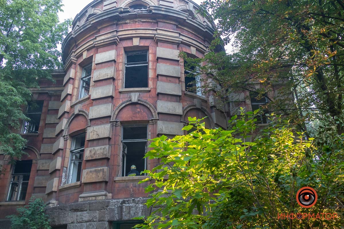 В Днепре на Щербаня горит заброшенное историческое здание 5