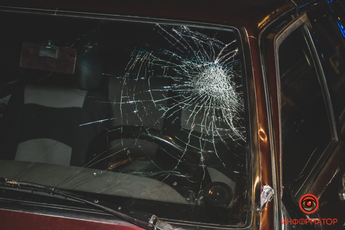 Мотоциклист въехал в левое крыло автомобиля Мотоциклист въехал в левое крыло автомобиля