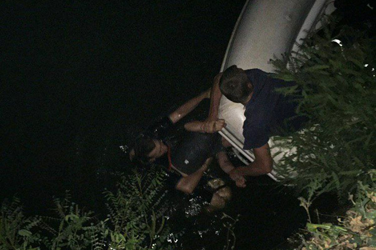 Мужчина упал в воду за ограждение Мужчина упал в воду за ограждение