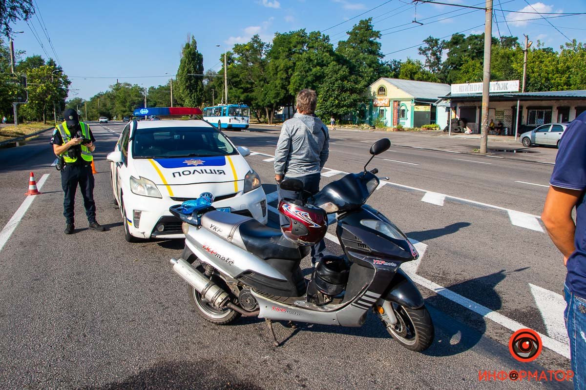 По словам водителя легковушки, скутер въехал в него в тот момент, когда Daewoo остановилась перед "зеброй" пропустить пешехода