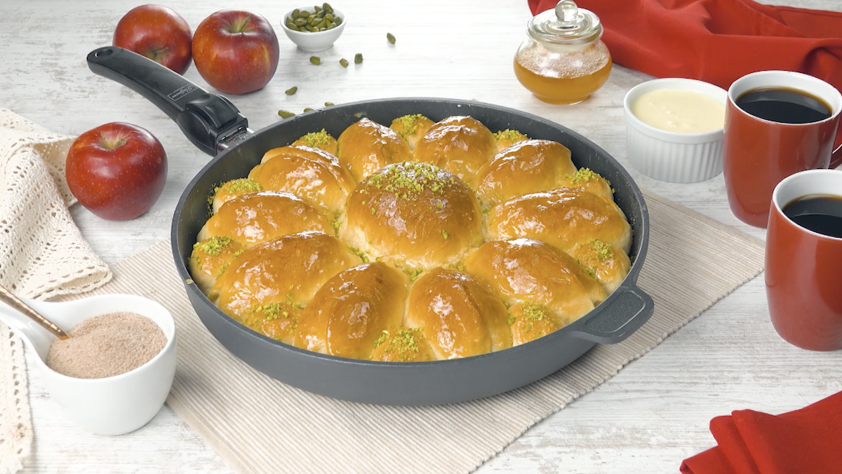 Домашний шеф: как приготовить булочки с яблоками на скорую руку 1