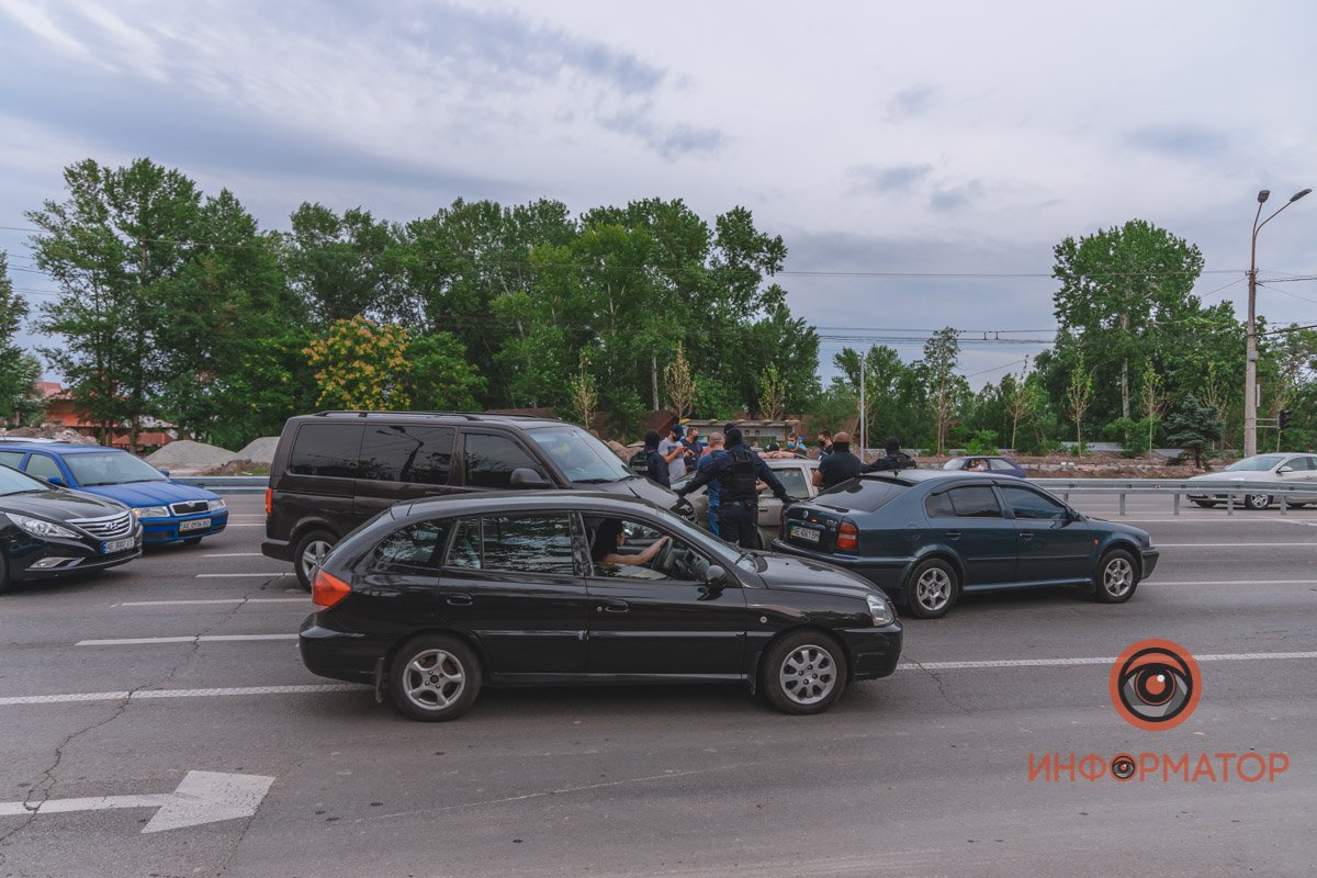 На месте работают сотрудники уголовного розыска, спецподразделение и патрульные На месте работают сотрудники уголовного розыска, спецподразделение и патрульные