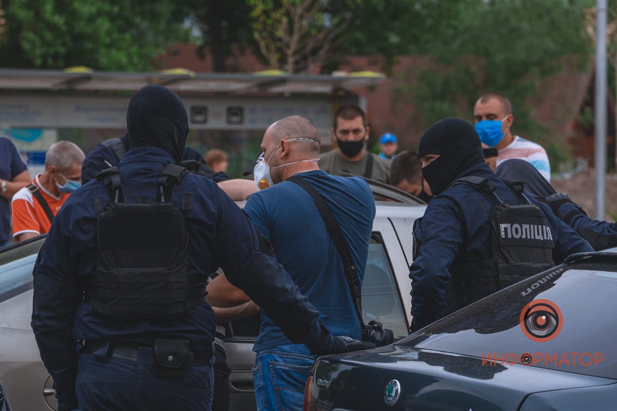 В салоне автомобиля были трое мужчин В салоне автомобиля были трое мужчин