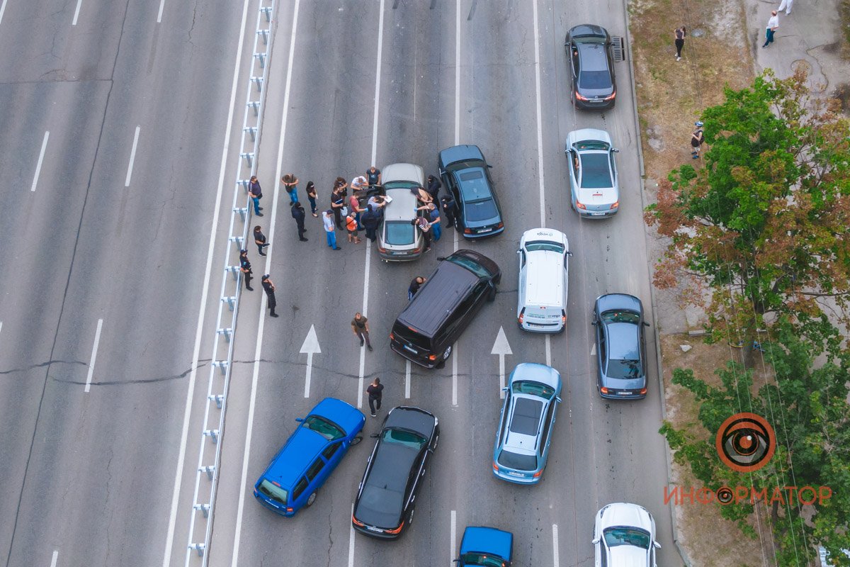 Со слов очевидцев, Opel заблокировали несколько автомобилей Со слов очевидцев, Opel заблокировали несколько автомобилей