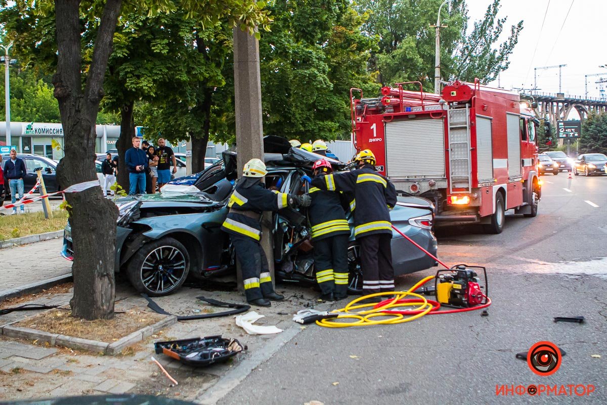 Мужчину зажало железом в покореженном автомобиле