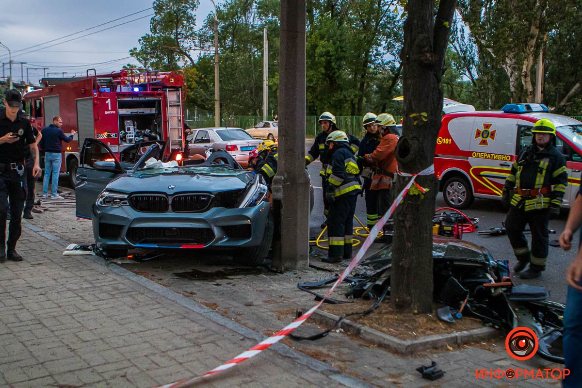 В Днепре на Набережной Победы BMW влетел в столб: водитель погиб на месте