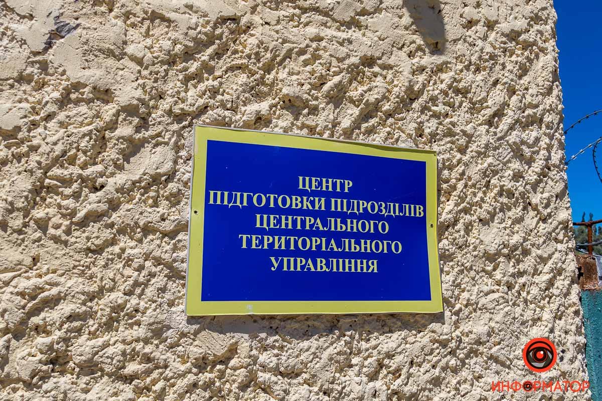 До принятия присяги и распределения по воинским частям будущих солдат готовят к службе в учебном центре До принятия присяги и распределения по воинским частям будущих солдат готовят к службе в учебном центре