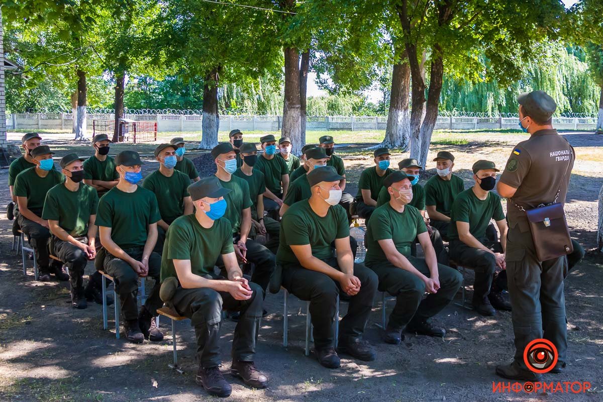 Проводят как теоретические, так и практические занятия Проводят как теоретические, так и практические занятия