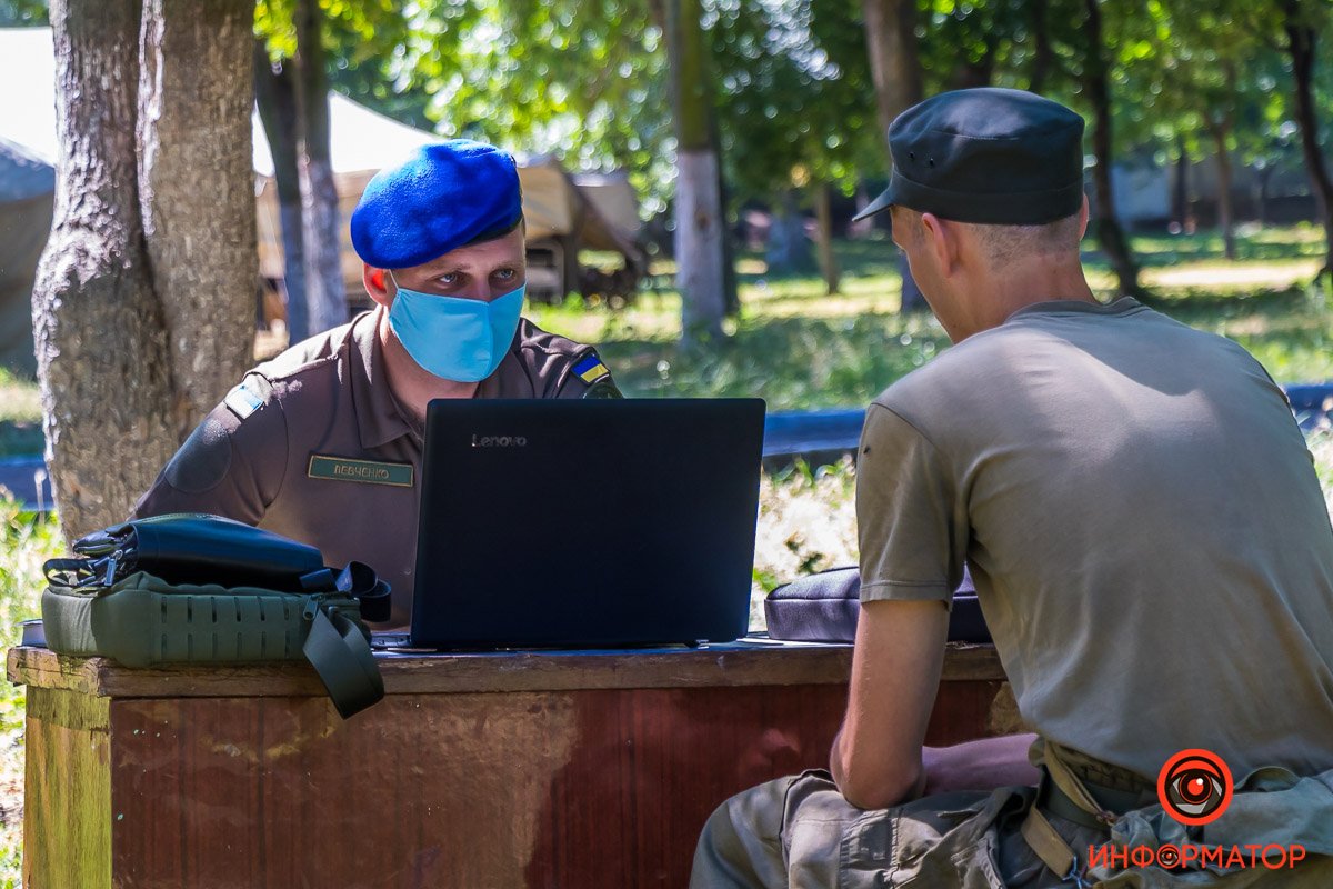 Офицеры из разных подразделений и управлений беседуют с каждым  Офицеры из разных подразделений и управлений беседуют с каждым