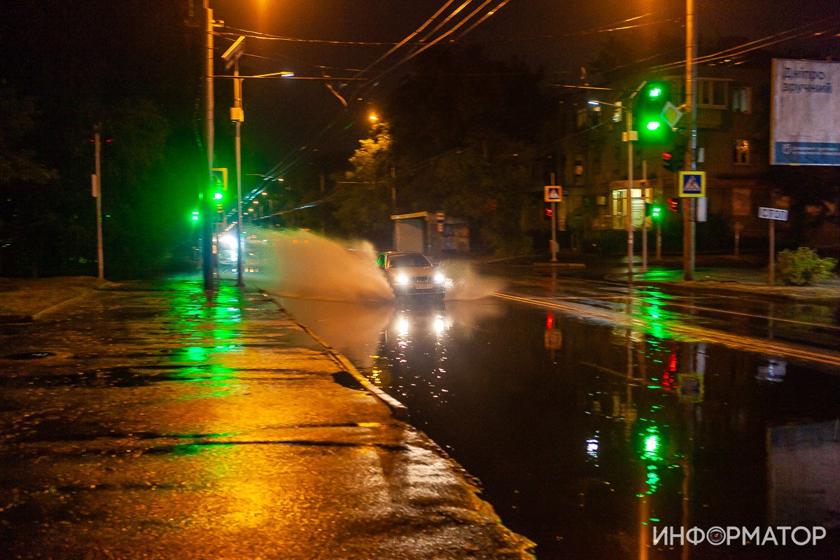 Сегодня следовало быть внимательными не только водителям, но и пешеходам у тротуаров Сегодня следовало быть внимательными не только водителям, но и пешеходам у тротуаров