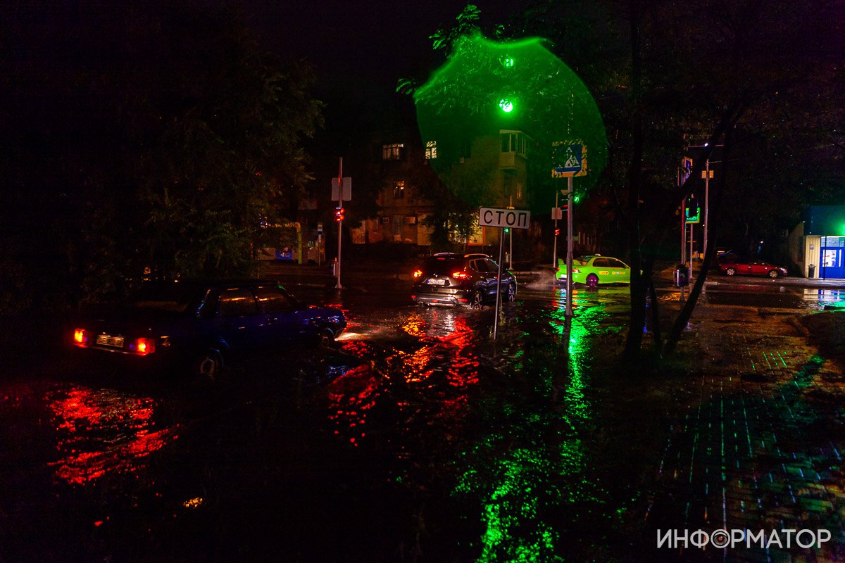 Пробки создавались даже на маленьких улочках Пробки создавались даже на маленьких улочках