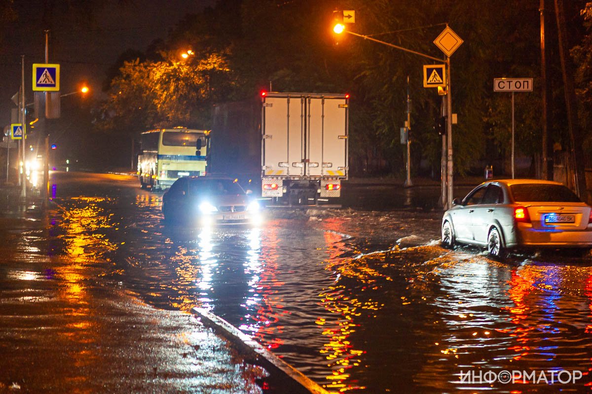 Не видно, где начинается и заканчивается обочина Не видно, где начинается и заканчивается обочина