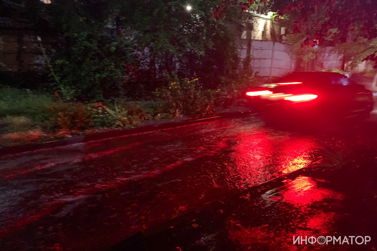 И без того неровный асфальт размыло водой И без того неровный асфальт размыло водой