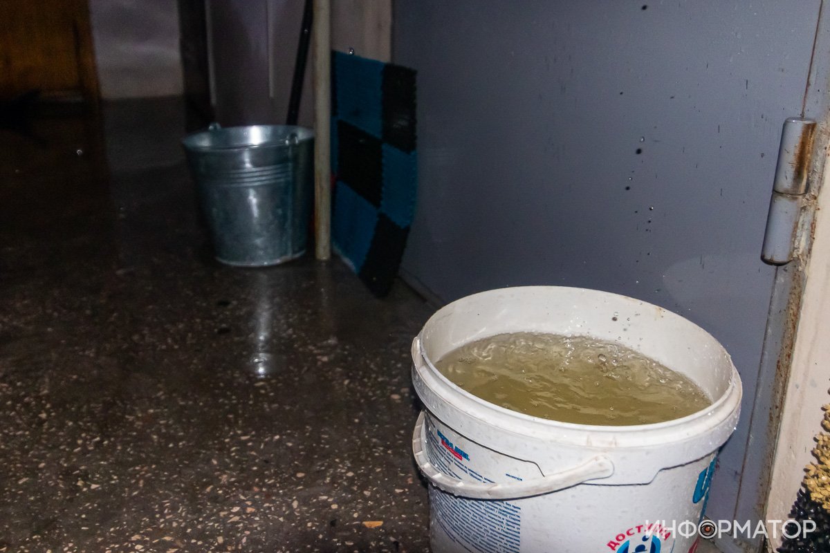 Дождевая вода переполняет ведра