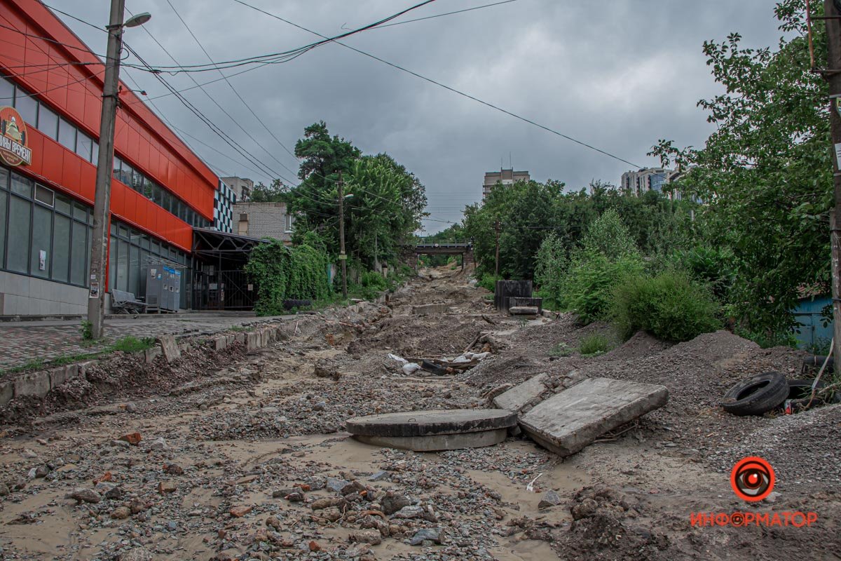 В Днепре на Крестьянском спуске вымыло дорогу и затопило подвалы домов 2