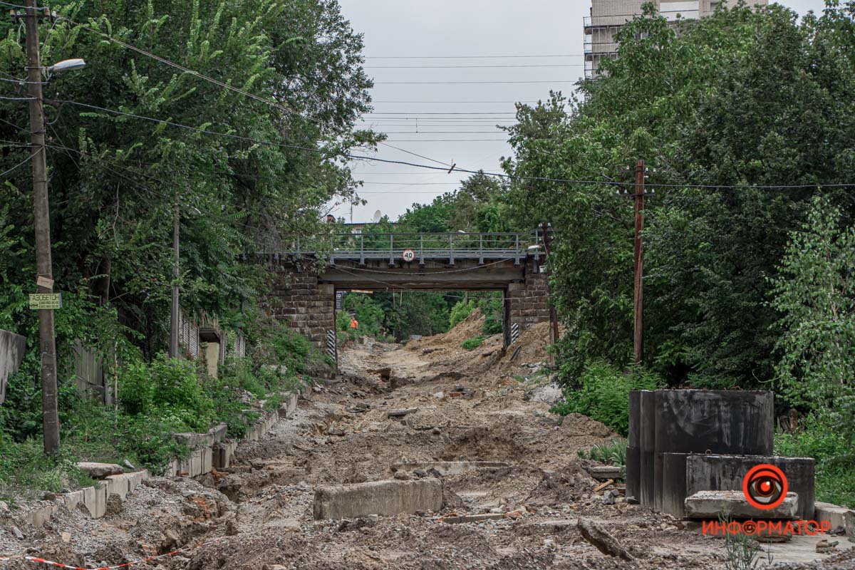 В Днепре на Крестьянском спуске вымыло дорогу и затопило подвалы домов 5
