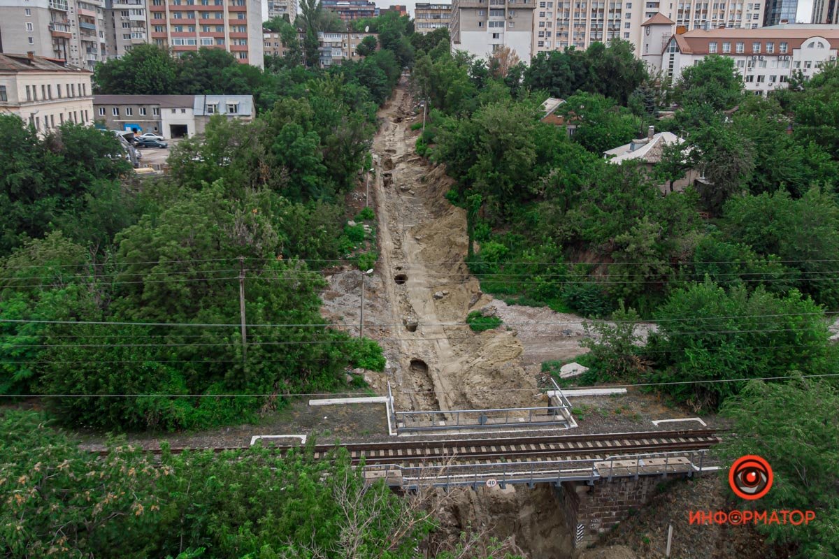 В Днепре на Крестьянском спуске вымыло дорогу и затопило подвалы домов 8