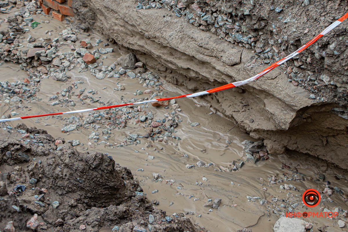 В Днепре на Крестьянском спуске вымыло дорогу и затопило подвалы домов 10