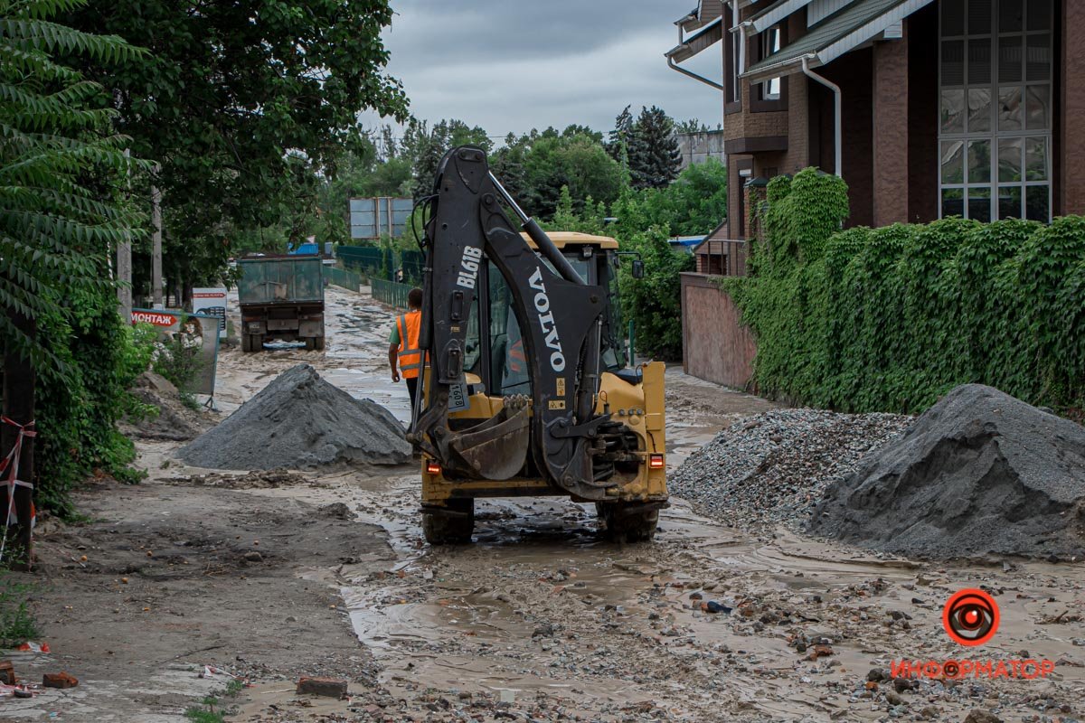 В Днепре на Крестьянском спуске вымыло дорогу и затопило подвалы домов 11