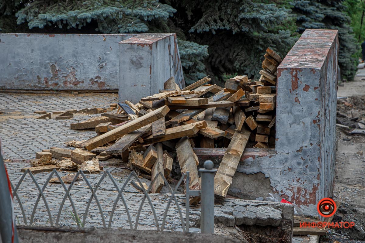 В Днепре на Крестьянском спуске вымыло дорогу и затопило подвалы домов 12