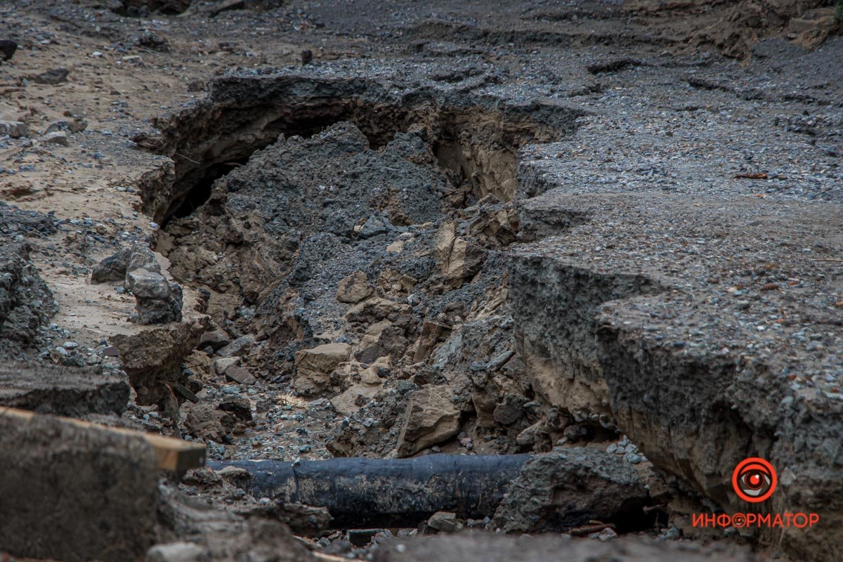 В Днепре на Крестьянском спуске вымыло дорогу и затопило подвалы домов 13