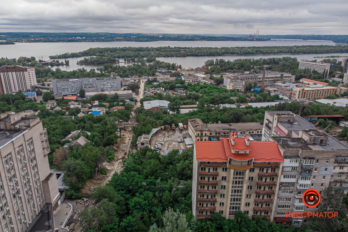 В Днепре на Крестьянском спуске вымыло дорогу и затопило подвалы домов 14