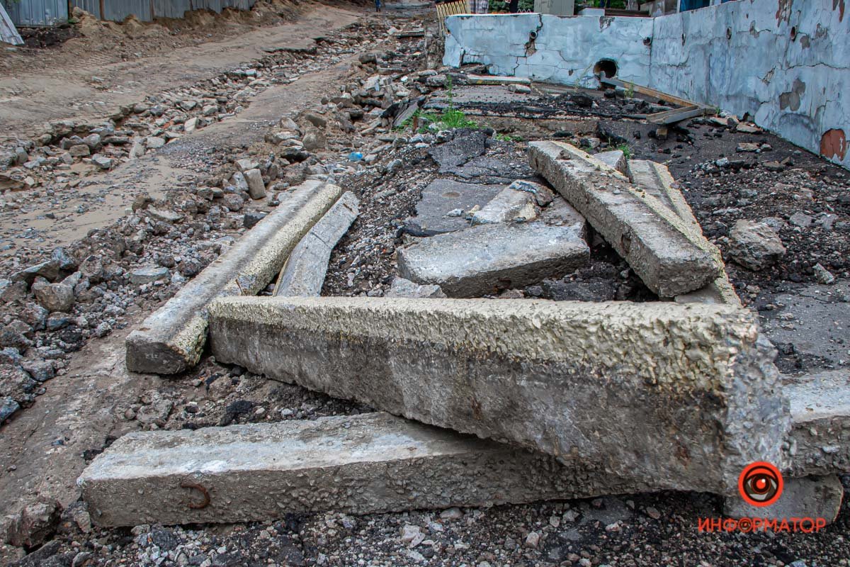 В Днепре на Крестьянском спуске вымыло дорогу и затопило подвалы домов 16