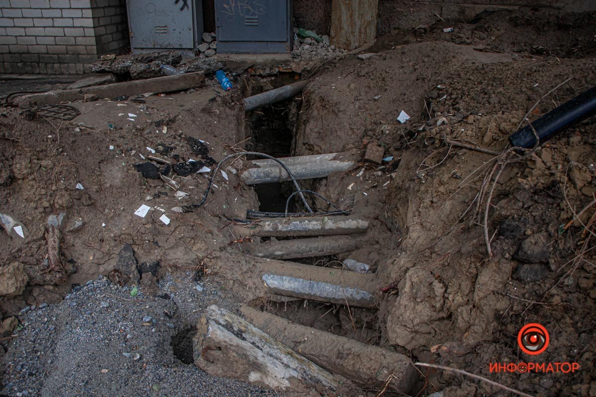 В Днепре на Крестьянском спуске вымыло дорогу и затопило подвалы домов 19