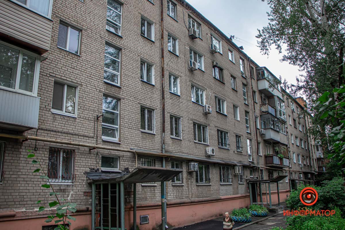 В Днепре на Крестьянском спуске вымыло дорогу и затопило подвалы домов 20