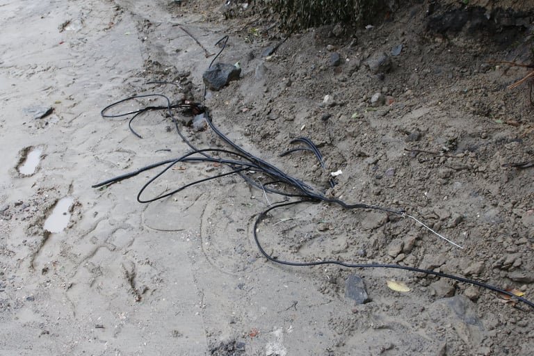 В Днепре на Крестьянском спуске вымыло дорогу и затопило подвалы домов 22