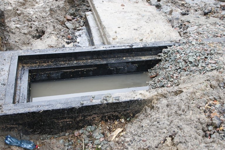 В Днепре на Крестьянском спуске вымыло дорогу и затопило подвалы домов 23