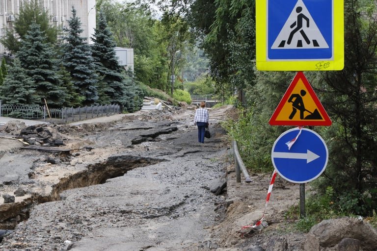 В Днепре на Крестьянском спуске вымыло дорогу и затопило подвалы домов 25