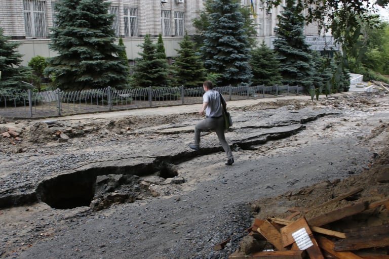 В Днепре на Крестьянском спуске вымыло дорогу и затопило подвалы домов 26