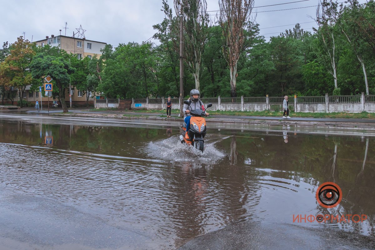 Водитель двухколесого очень самонадеянный Водитель двухколесого очень самонадеянный