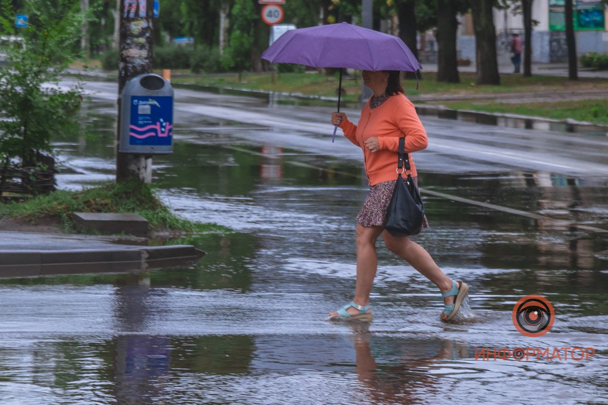 Зонтик уже вряд ли чем-то поможет, но лучше взять с собой Зонтик уже вряд ли чем-то поможет, но лучше взять с собой