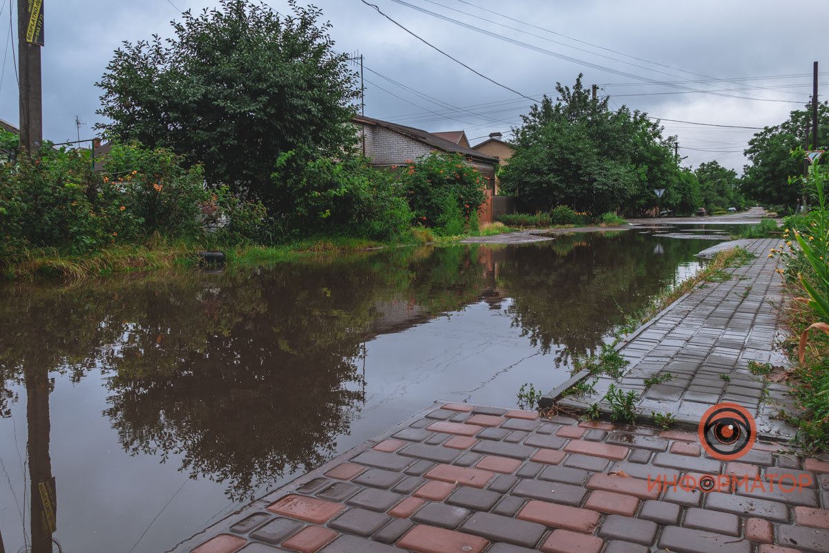 Затопило даже тротуар на противоположной стороне Затопило даже тротуар на противоположной стороне
