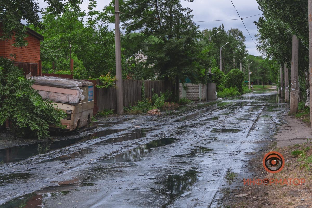 В Днепре на Бердянской прорвало коллектор: нечистоты залили рельсы и частные дома 1