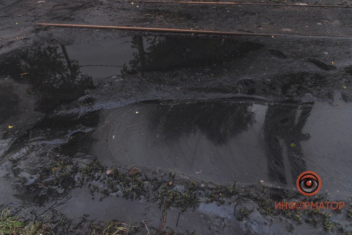 В Днепре на Бердянской прорвало коллектор: нечистоты залили рельсы и частные дома 2