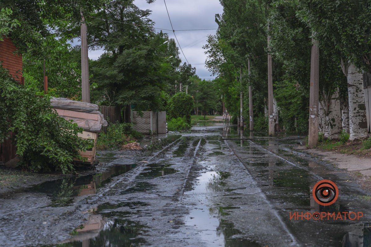 В Днепре на Бердянской прорвало коллектор: нечистоты залили рельсы и частные дома 3