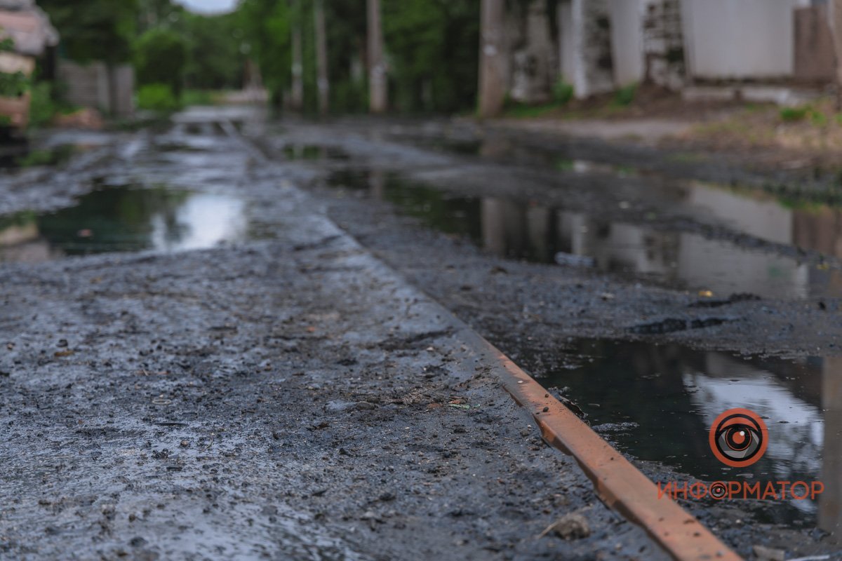 В Днепре на Бердянской прорвало коллектор: нечистоты залили рельсы и частные дома 4