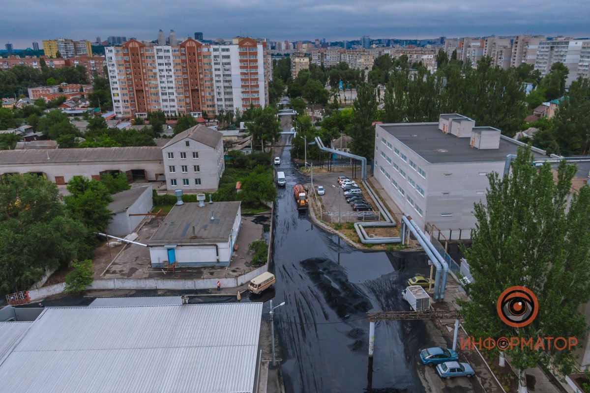 В Днепре на Бердянской прорвало коллектор: нечистоты залили рельсы и частные дома 5