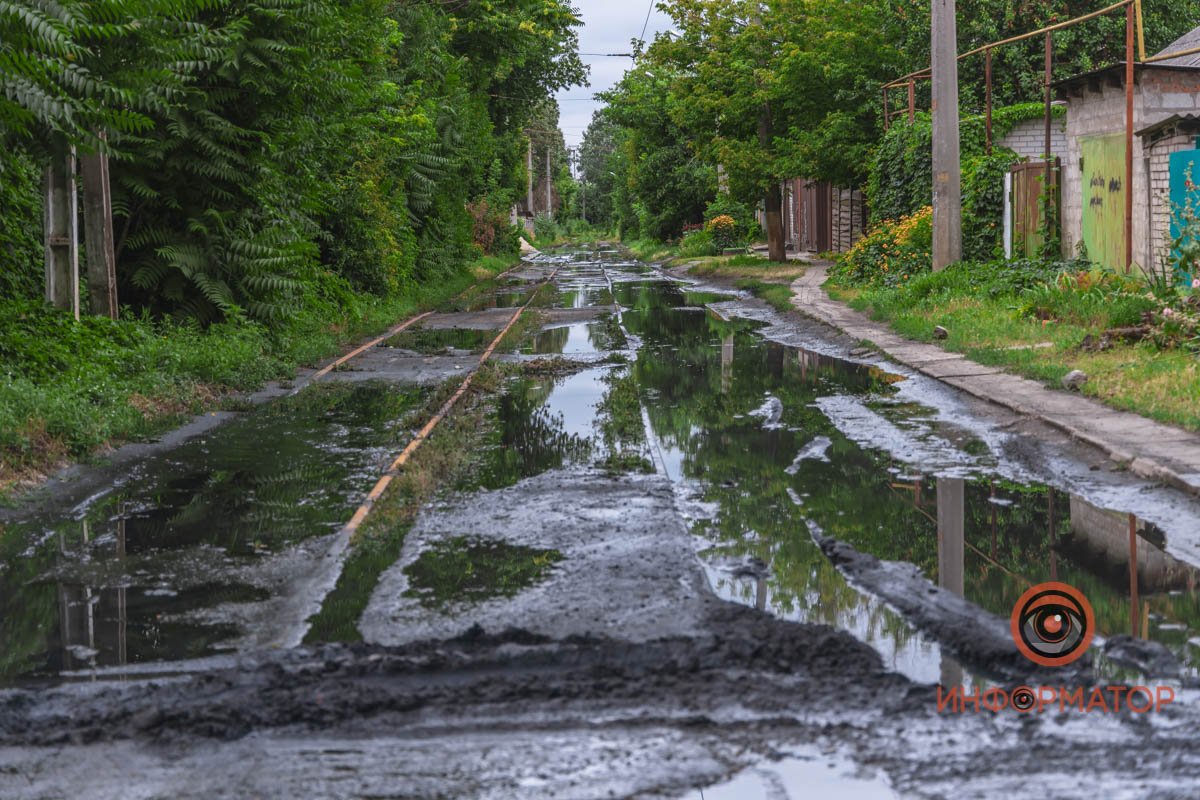 В Днепре на Бердянской прорвало коллектор: нечистоты залили рельсы и частные дома 7