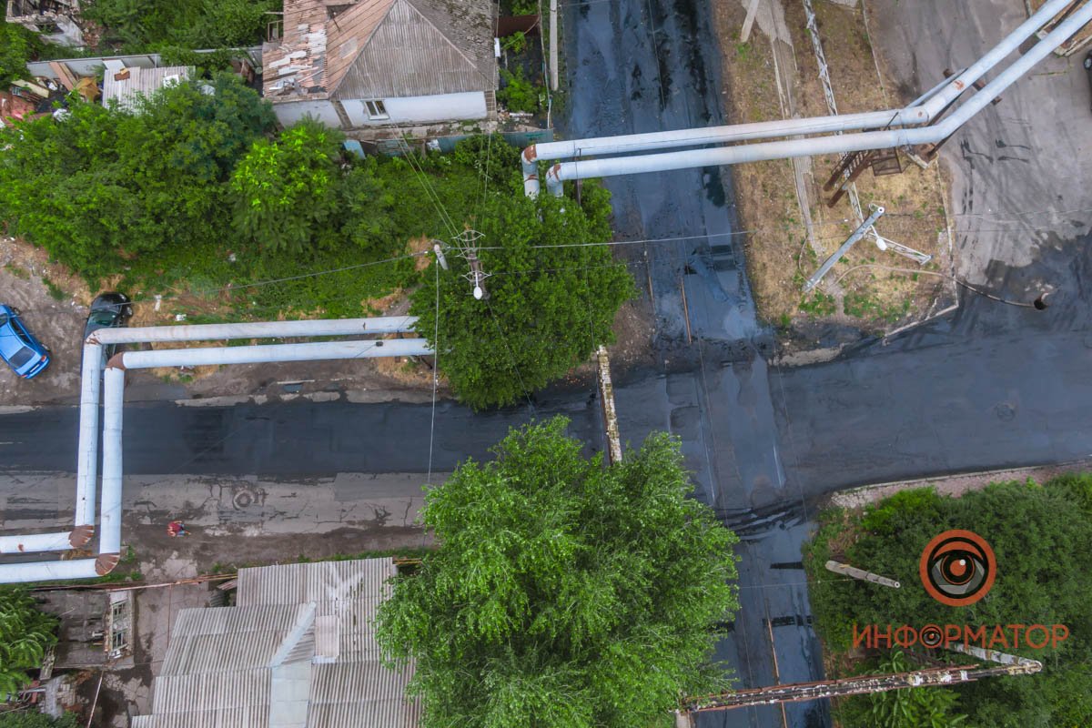 В Днепре на Бердянской прорвало коллектор: нечистоты залили рельсы и частные дома 8