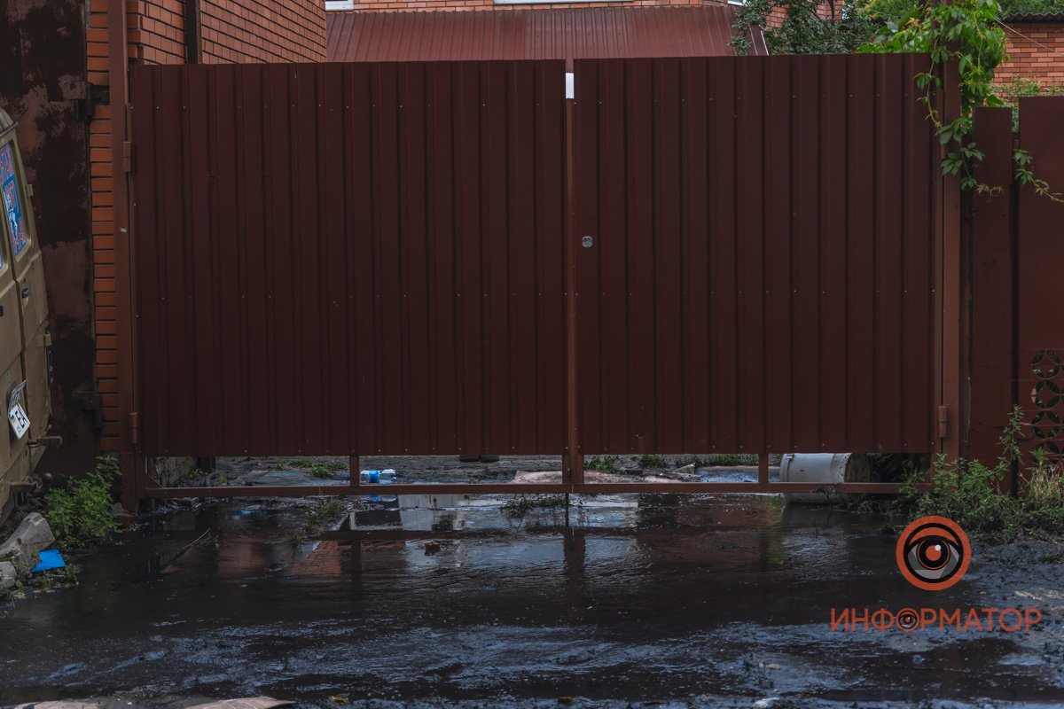 В Днепре на Бердянской прорвало коллектор: нечистоты залили рельсы и частные дома 9