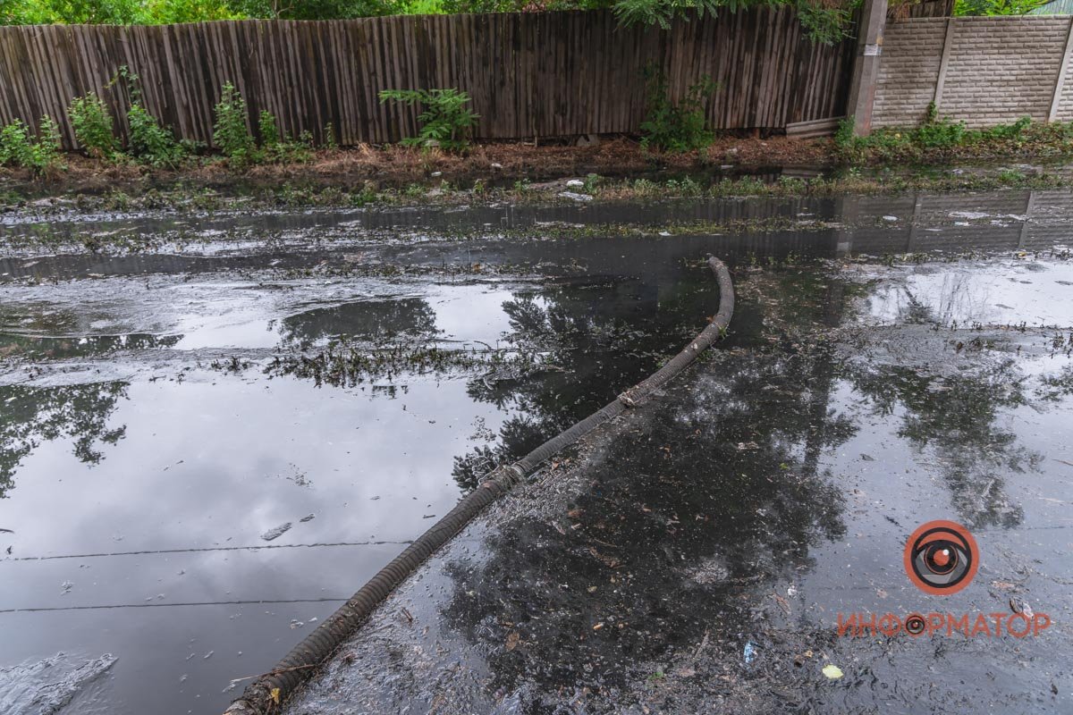 В Днепре на Бердянской прорвало коллектор: нечистоты залили рельсы и частные дома 10