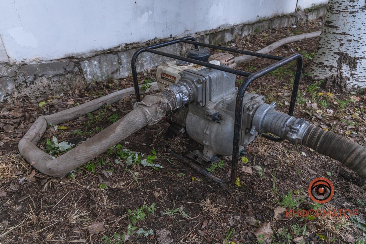 В Днепре на Бердянской прорвало коллектор: нечистоты залили рельсы и частные дома 11